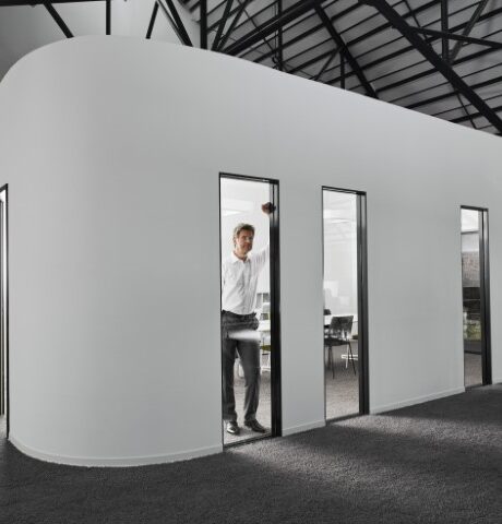 Kantoorunit met ronde sandwichpanelen scheidingswand