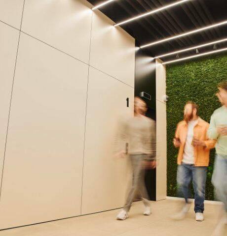 Binnenwand met schuifdeur en mensen bij entree