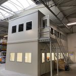 Modulaire kantoorunit op mezzanine met sandwichpanelen