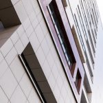 Gevel gebouw met verticale sandwichpanelen