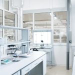 Cleanroom laboratorium met witte PanelPro sandwichpanelen